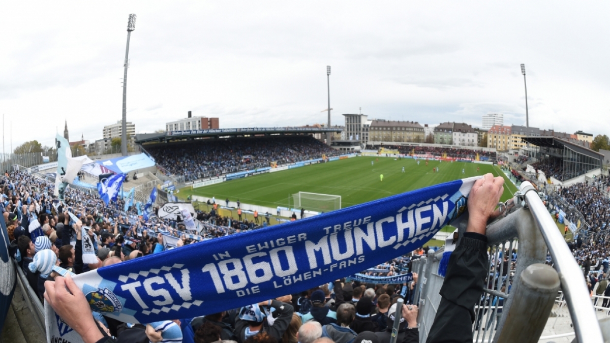 Von den R&auml;ngen aus feuern die Fans vom TSV 1860 M&uuml;nchen ihr Team an. (Symbolbild) (Foto)