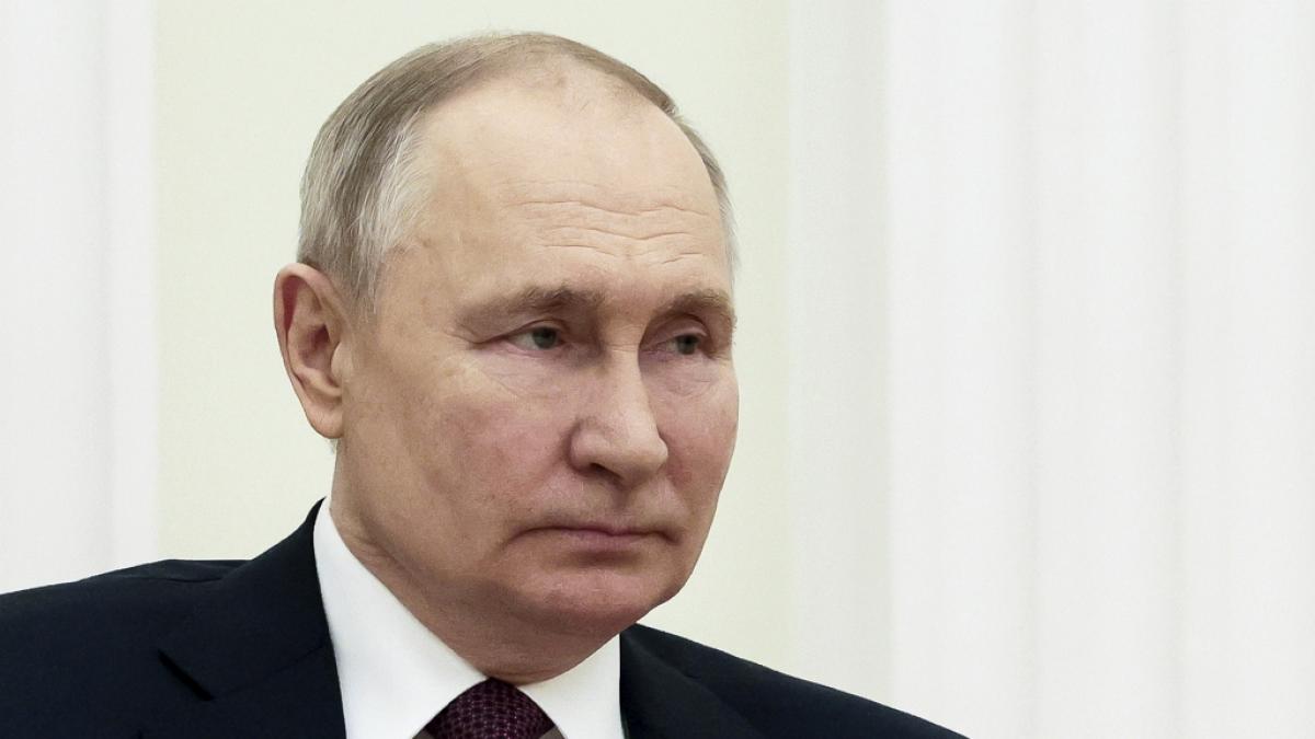 Wladimir Putin setzt russischen Kindern seiner grausamen Kriegspropaganda aus. (Foto)