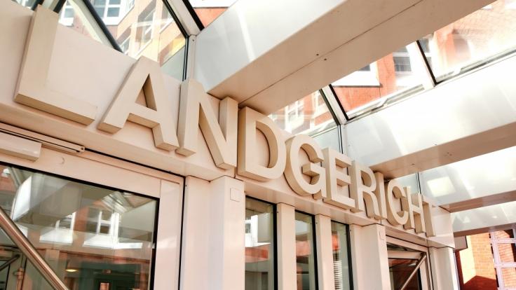 Am Landgericht in Münster läuft der Prozess gegen einen 45-Jährigen, der seinen 29 Jahre alten Neffen vergewaltigt haben soll.
