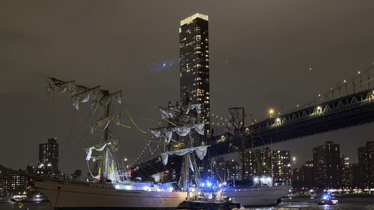Ein mexikanisches Schulungsschiff stie&szlig; mit der Brooklyn Bridge zusammen. (Foto)