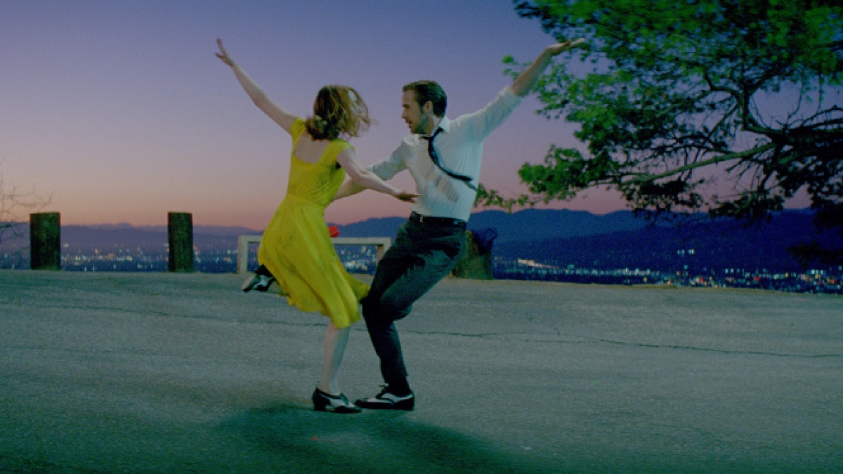 Emma Stone und Ryan Gosling in ihrem neuen Film "La La Land". Das Filmmusical er&ouml;ffnet die Internationalen Filmfestspiele von Venedig. (Foto)