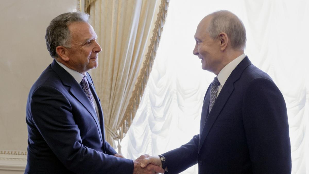Wladimir Putin (r.) empfing den Trump-Sondergesandten Steve Witkoff (l.) zu Gespr&auml;chen in St. Petersburg. (Foto)