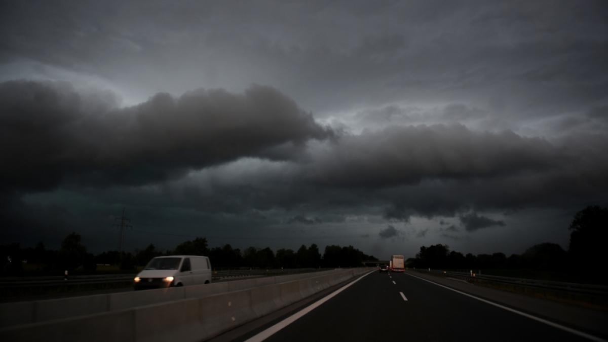 F&uuml;r den Start in die neue Woche prognostiziert der Deutsche Wetterdienst einen ungem&uuml;tlichen Mix aus Gewitter, Hagel und Starkregen - besonders im Osten Deutschlands werden heftige Niederschl&auml;ge erwartet. (Foto)