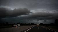 Für den Start in die neue Woche prognostiziert der Deutsche Wetterdienst einen ungemütlichen Mix aus Gewitter, Hagel und Starkregen - besonders im Osten Deutschlands werden heftige Niederschläge erwartet.