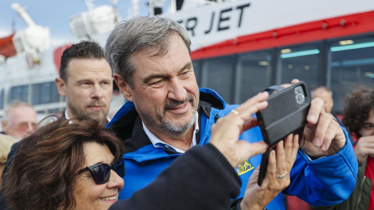Markus S&ouml;der inszeniert sich in den sozialen Medien gern selbst. (Foto)