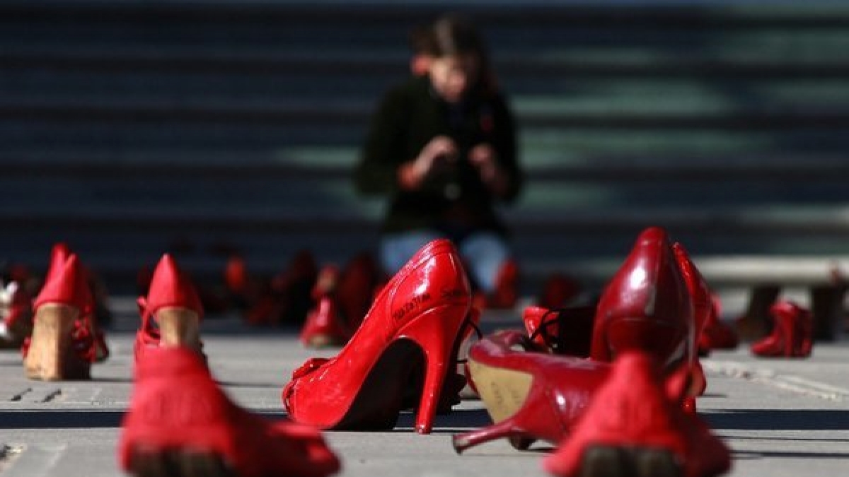 Rote Schuhe vor dem B&uuml;ro der Staatsanwaltschaft in Ciudad Juarez. Die Aktion ist Teil eines Protests gegen die seit Jahren anhaltenden Frauenmorde in der nordmexikanischen Stadt. (Foto)