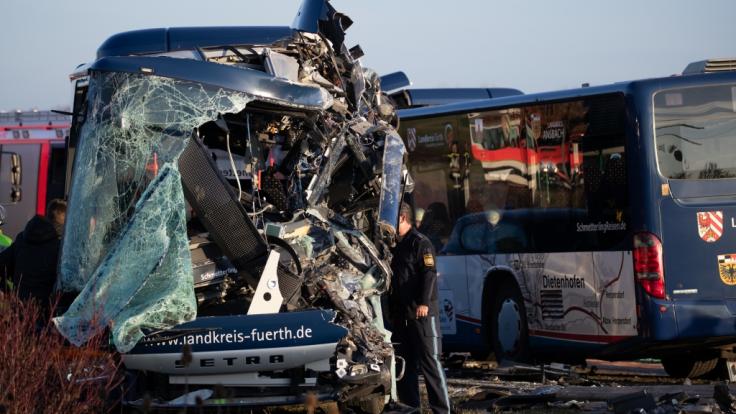 Nach der Kollision zweier Linienbusse in Ammerndorf (FRanken) gleicht die Unfallstelle einem Trümmerfeld.