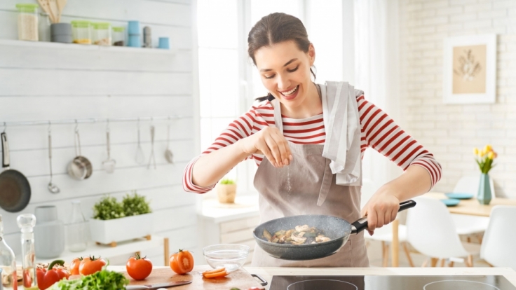 Der Krebs und der Stier sind gern daheim und genießen es, für ihre Lieben zu kochen.