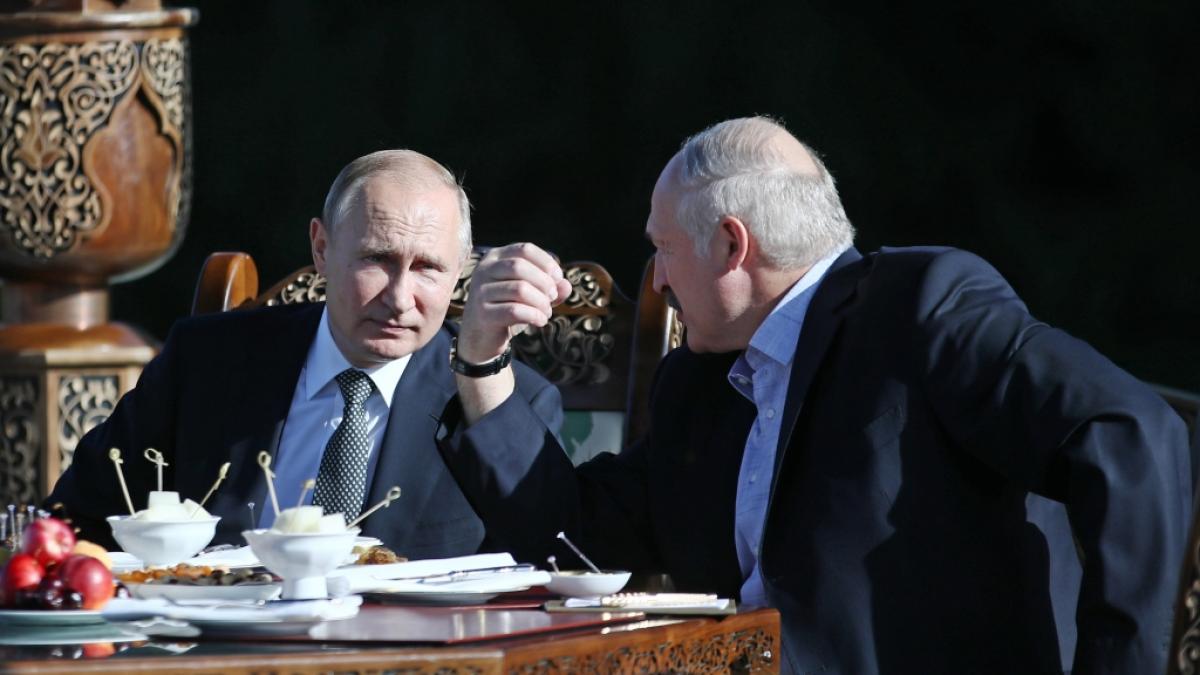 Belarus-Pr&auml;sident Alexander Lukaschenko und Wladimir Putin bei einem Treffen in Minsk. (Foto)