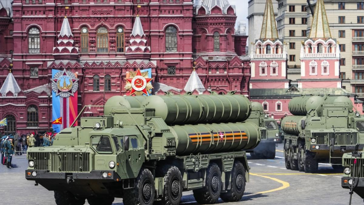 Russische S-400-Flugabwehrraketen rollen w&auml;hrend der Generalprobe der Milit&auml;rparade zum Tag des Sieges &uuml;ber den Roten Platz. (Foto)