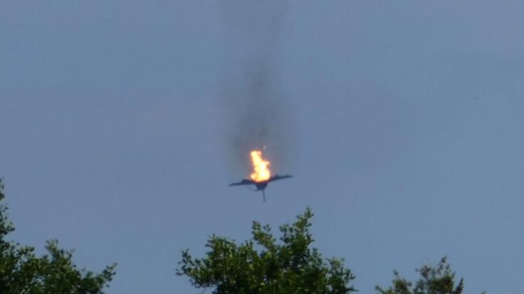 Ein brennendes Flugzeug des Typs