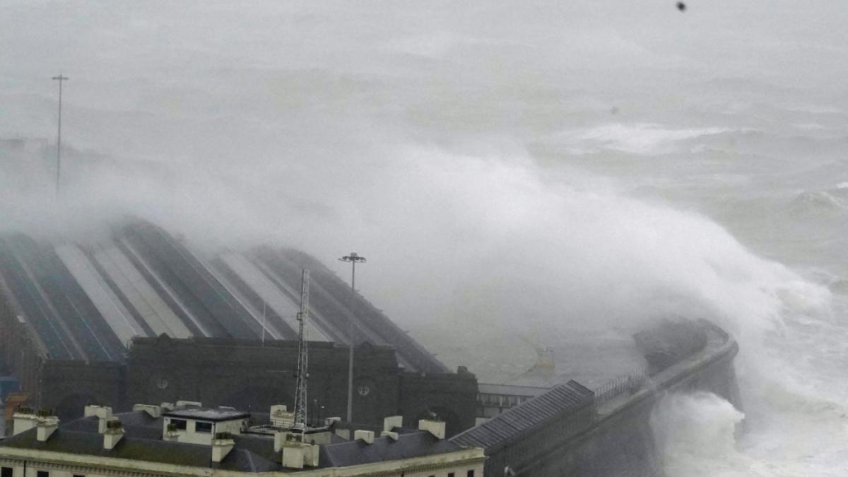 Wellen brechen &uuml;ber die Hafenmauer in Folkestone, Kent, w&auml;hrend der Sturm Emir an der S&uuml;dk&uuml;ste Englands starken Wind und heftigen Regen mit sich bringt. (Foto)