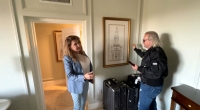 Robert Geiss sucht im Hotel nach dem Geld von Al Capone.