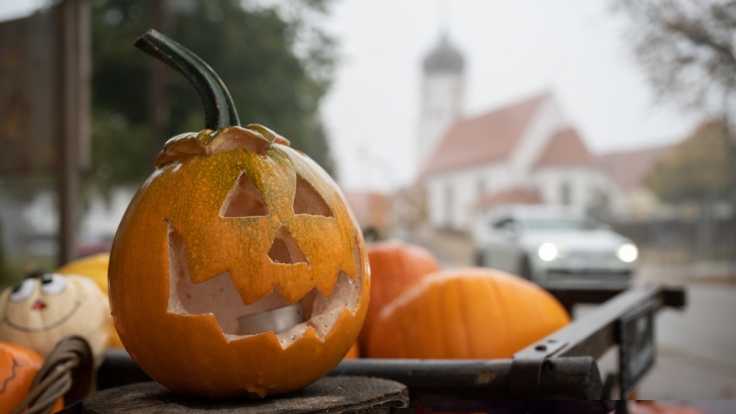 Das Herbst-Wetter hält für Deutschland einen meteorologischen Mix bereit - von Sturm über Bodenfrost bis hin zu einer Hitze-Vorhersage ist alles dabei.