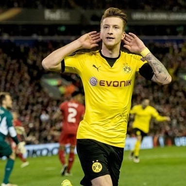 So lebt der BVB-Star mit Freundin Scarlett Gartmann