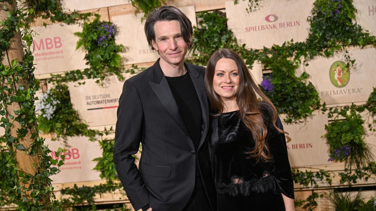 Sabin Tambrea und seine Frau Alice Dwyer w&auml;hrend der Berlinale 2025. (Foto)