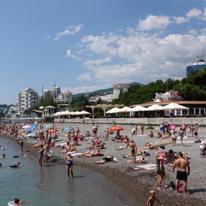 Tote Putin-Kämpfer am Strand abgeladen - Touristen baden weiter