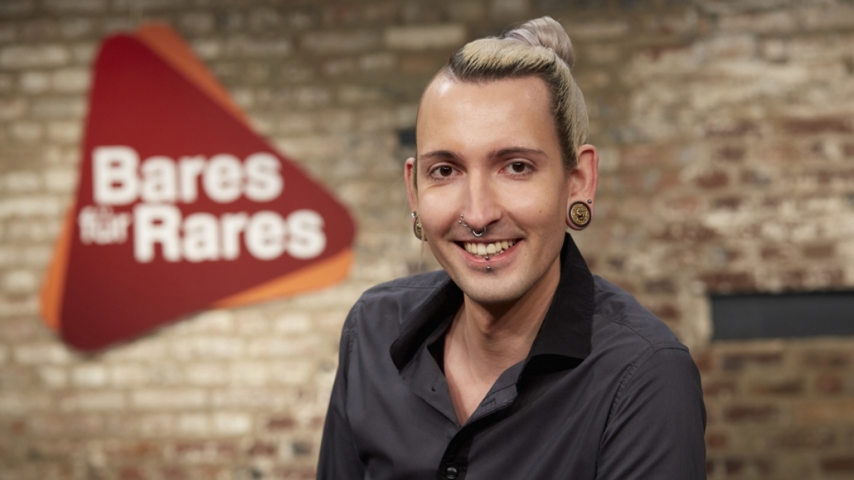 Fabian Kahl ist der Paradiesvogel bei "Bares f&uuml;r Rares" im ZDF. (Foto)
