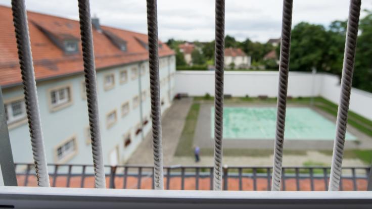 Infolge der Coronakrise könnten Häftlinge früher als geplant aus Gefängnissen entlassen werden.
