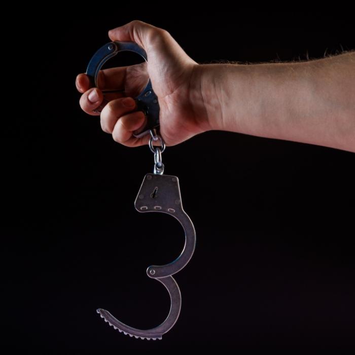 Er war mit Handschellen gefesselt! Nackter Mann ertrinkt in Teich