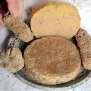 Bei Asiaten ruft Käse absoluten Ekel hervor. Aber auch in Europa gibt es Käsespezialitäten, die nicht jedem das Wasser in den Mund treiben.