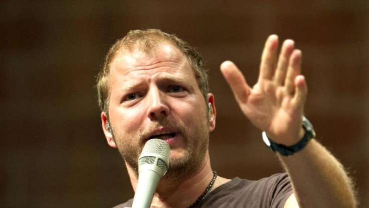 In der zweiten Ausgabe von «Mario Barth deckt auf» geht der Komiker Fällen von Steuerverschwendung auf deutschen Großbaustellen nach.