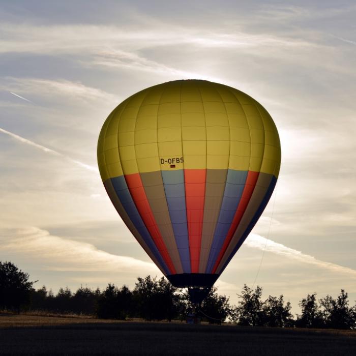 Heißluftballon mit sieben Menschen abgestürzt - ein Toter