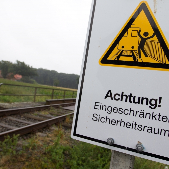 Mann schmeißt sich vor Zug der Ex-Freundin