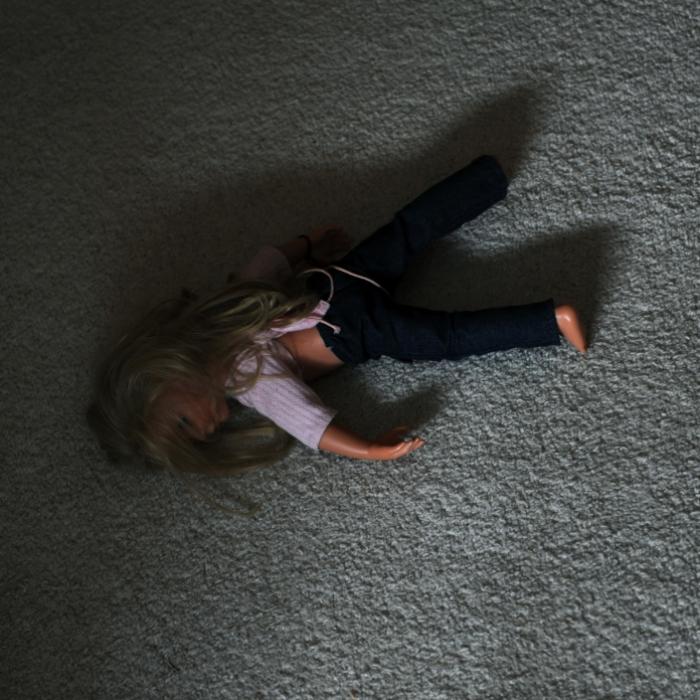 Grausam! Junge (5) halb verhungert in Besenkammer eingepfercht