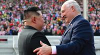 Alexander Lukaschenko (rechts) brachte Kim Jong-un ein ganz besonderes Geschenk mit.