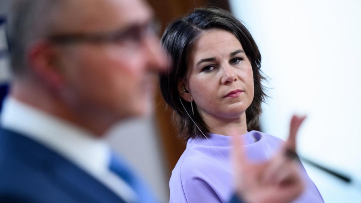 Beim EU-Minister-Gipfel in Berlin wurde Annalena Baerbock Opfer einer unfreiwilligen Knutsch-Attacke. (Foto)