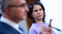 Beim EU-Minister-Gipfel in Berlin wurde Annalena Baerbock Opfer einer unfreiwilligen Knutsch-Attacke.