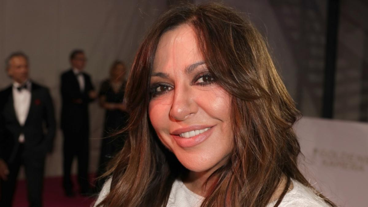 Schauspielerin Simone Thomalla auf dem roten Teppich zur Verleihung der Goldenen Kamera. (Foto)