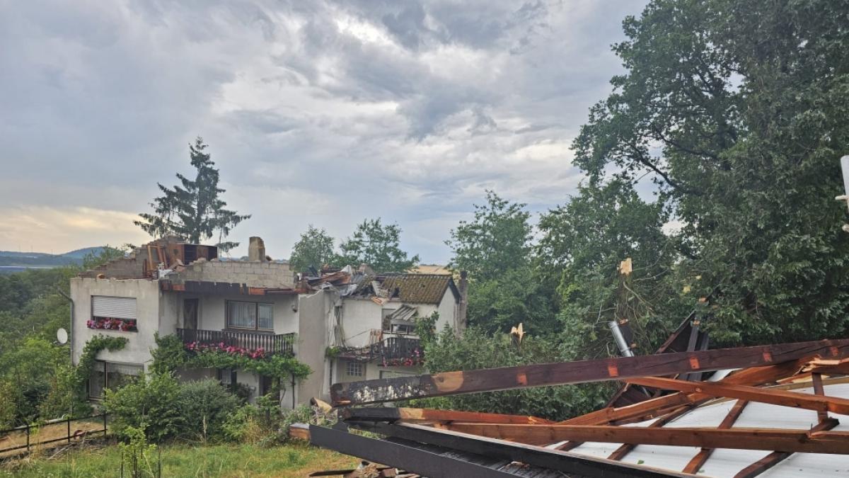 Ein Blick auf stark besch&auml;digte Hausd&auml;cher nach einem Unwetter in Asweiler der saarl&auml;ndischen Gemeinde Freisen. (Foto)