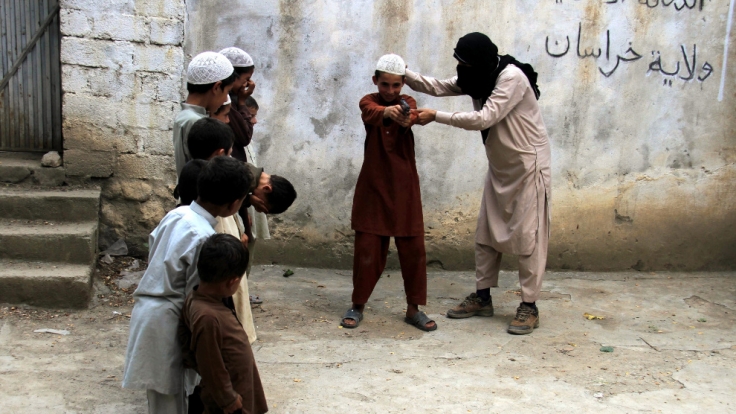 Die Anwerber des Islamischen Staates arbeiten mit perfiden Methoden um junge Menschen auf ihre Seite zu ziehen.