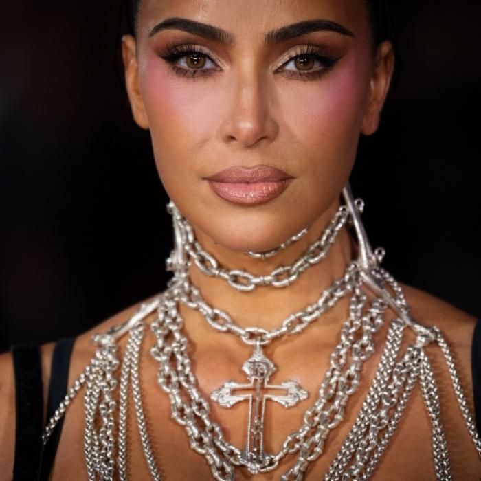 Mit Bodypainting und Pixie-Look setzt sie neue Fashion-Statements