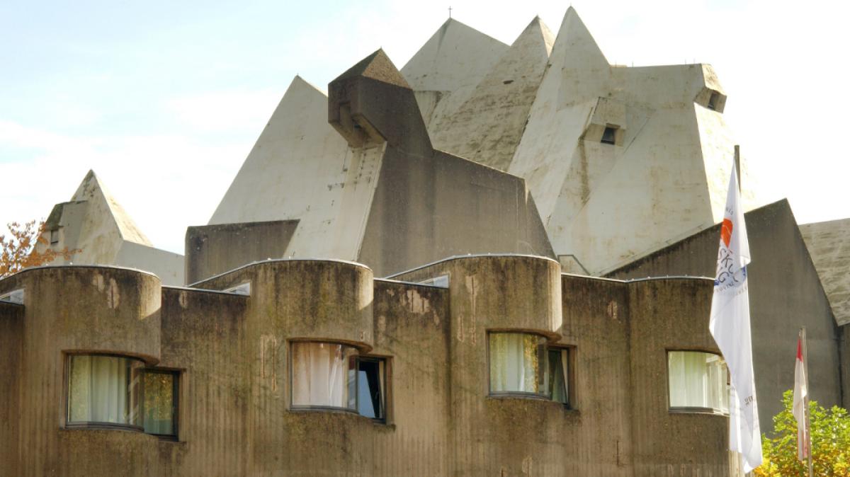 Blick auf das Pilgerzentrum (vorne) und dahinter die in eigenwilliger Architektur erbaute Wallfahrtskirche "Maria, K&ouml;nigin des Friedens" in Velbert-Neviges. (Foto)