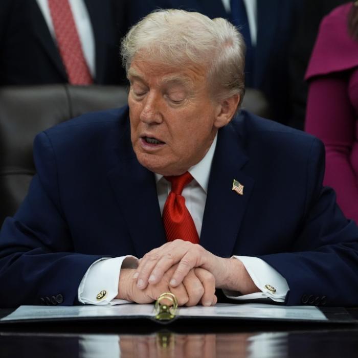 Pikante Epstein-Fotos veröffentlicht - Trump bricht sein Schweigen