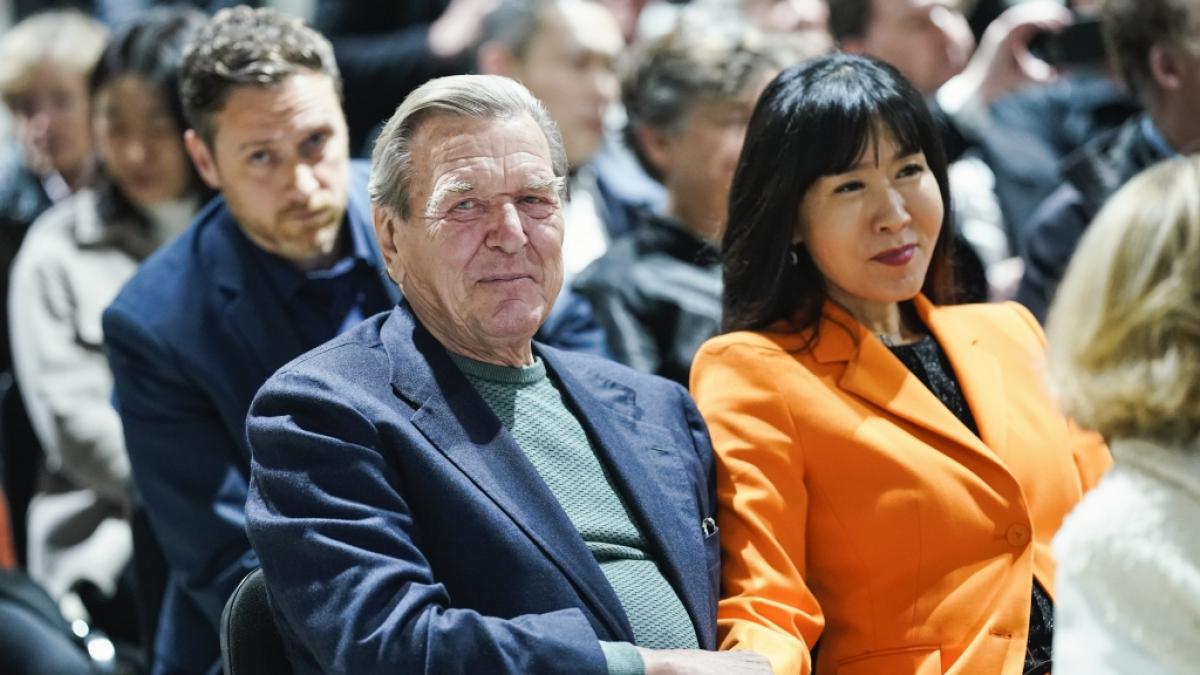 Gerhard Schr&ouml;der und seine Frau So-yeon Schr&ouml;der-Kim (hier bei einer Veranstaltung im April) feierten am 9. Mai den "Tag des Sieges" in der russischen Botschaft. (Foto)