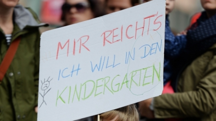 Eltern und Kinder demonstrieren gegen den Kita-Streik.