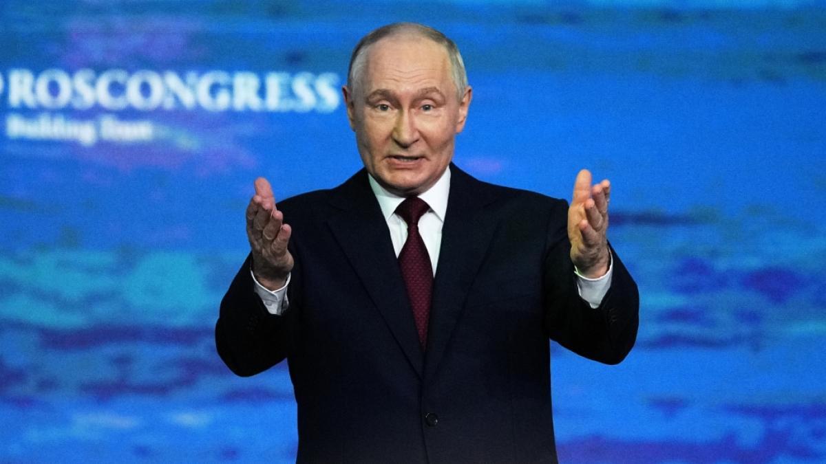 Wladimir Putin sitzt in der Tinte: Ukrainische Drohnen-Angriffe haben dem Kreml-Chef ein handfestes Spritproblem eingebrockt. (Foto)