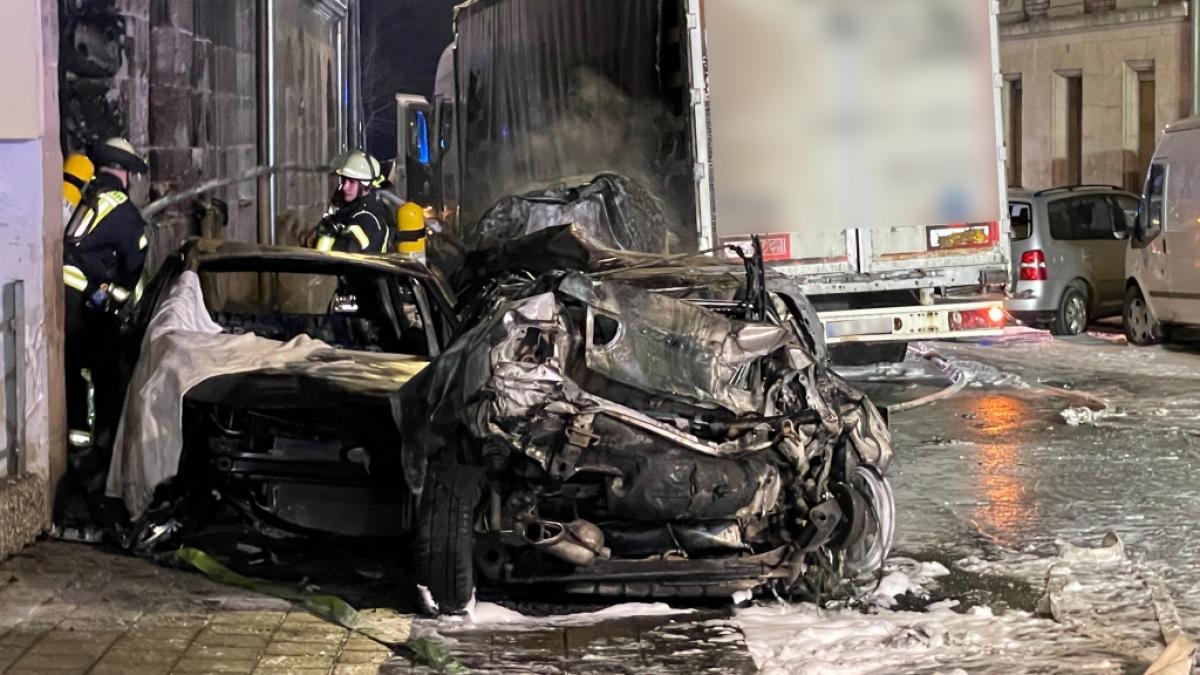 Der Lkw-Fahrer hinterlie&szlig; eine Schneise der Zerst&ouml;rung. (Foto)