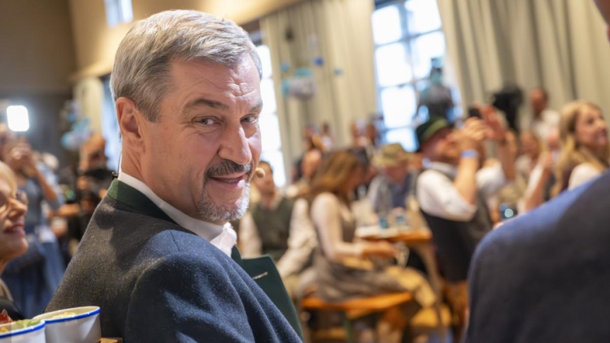 Markus S&ouml;der (CSU), Ministerpr&auml;sident von Bayern, plaudert bei "Cathys Stammtisch" aus dem N&auml;hk&auml;stchen. (Foto)