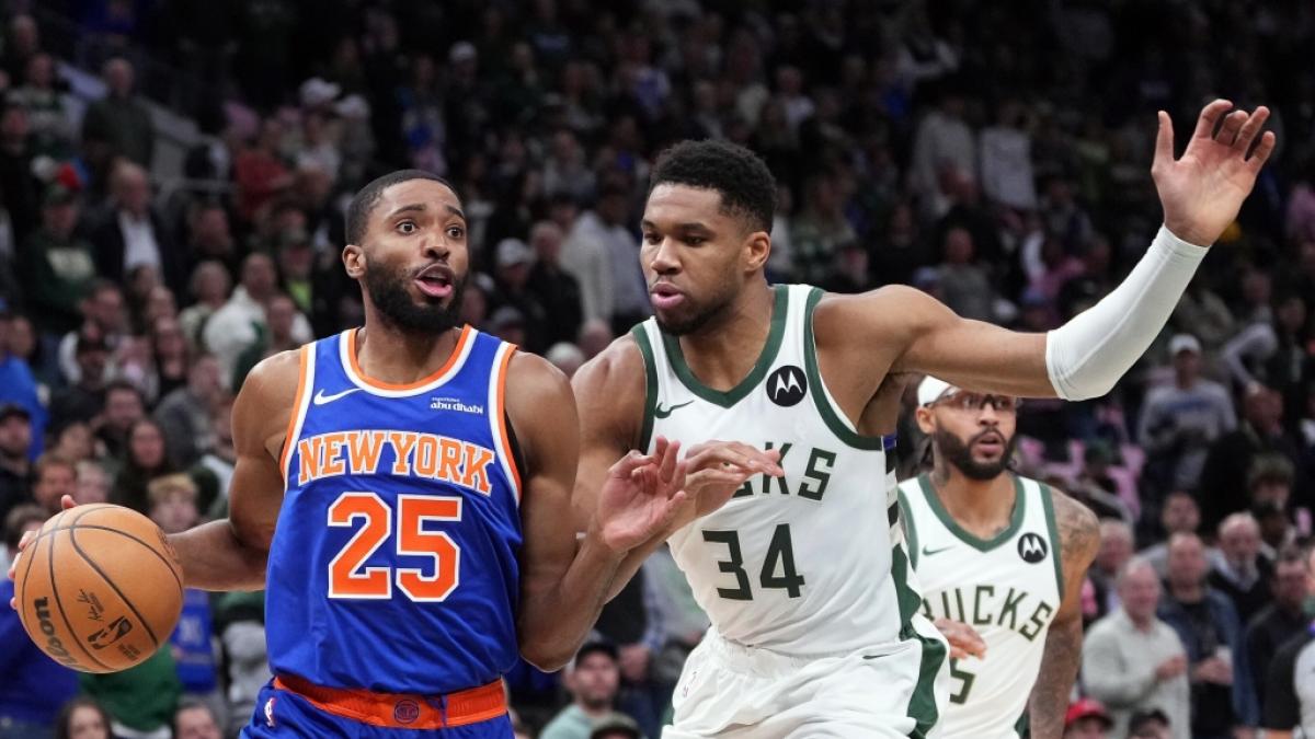Mikal Bridges von den New York Knicks trippelt den Ball gegen Giannis Antetokounmpo von den Milwaukee Bucks, am 28.10.2025. (Symbolbild) (Foto)