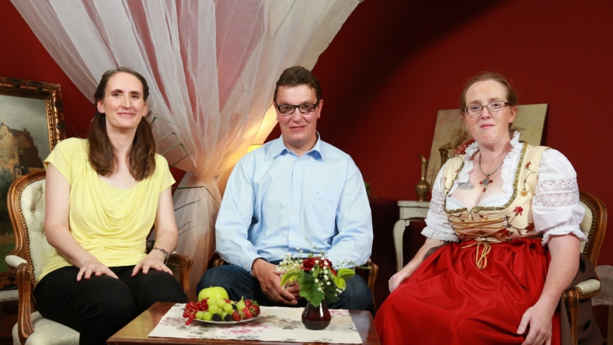 Auf dem Scheunenfest lernt Thomas, der einsame M&uuml;nsterl&auml;nder Renate (l.) und Nicole n&auml;her kennen. (Foto)
