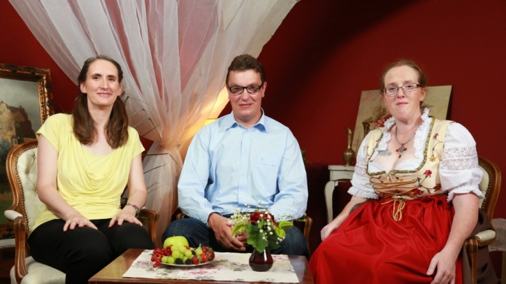 Auf dem Scheunenfest lernt Thomas, der einsame Münsterländer Renate (l.) und Nicole näher kennen.