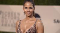 Halle Berry lässt tief blicken.