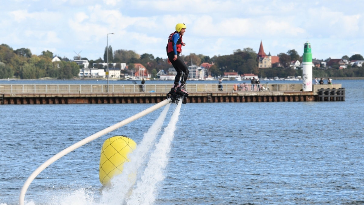 Florian Weiss springt mit dem Flyboard &uuml;ber das Wasser. (Foto)
