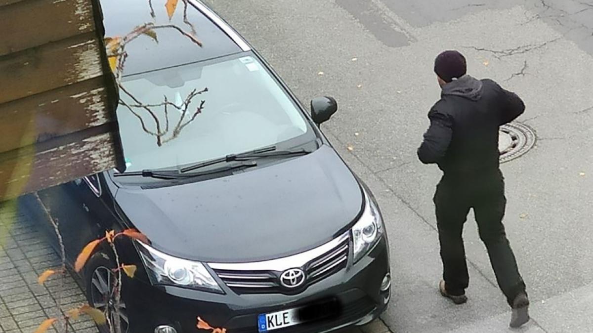Das Fahndungsbild der Polizei Krefeld zeigt einen Tatverd&auml;chtigen, der an einem Einbruch in die Nebenstelle Emmerich des Hauptzollamtes Duisburg beteiligt gewesen sein soll und zu einem Fahrzeug geht, dessen Kennzeichen gef&auml;lscht wurden. (Foto)