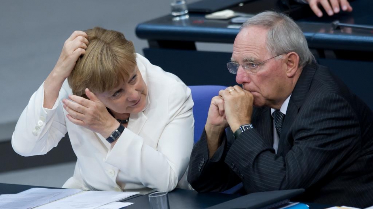 Zwar haben Bundestag und Bundesrat am 29. Juni 2012 den ESM zur Euro-Rettung gebilligt, doch reichten die Linke, der CSU-Abgeordnete Gauweiler und eine Bürgerinitiative Klagen vor dem Bundesverfassungsgericht ein. (Foto)